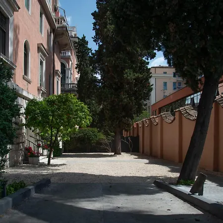 Domus Giulio Rom